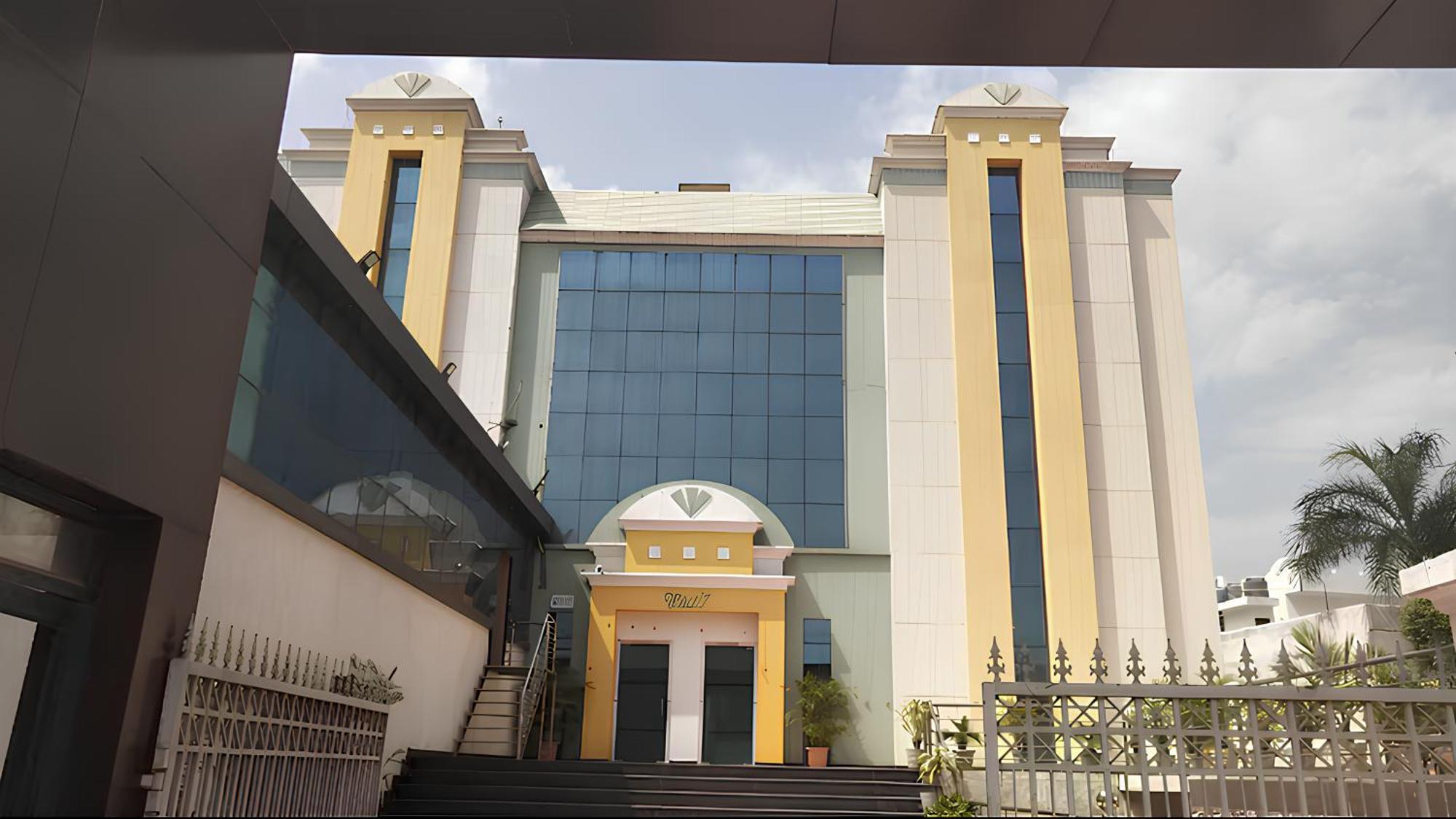 Club 7 Resort And Banquets Bareilly Eksteriør bilde