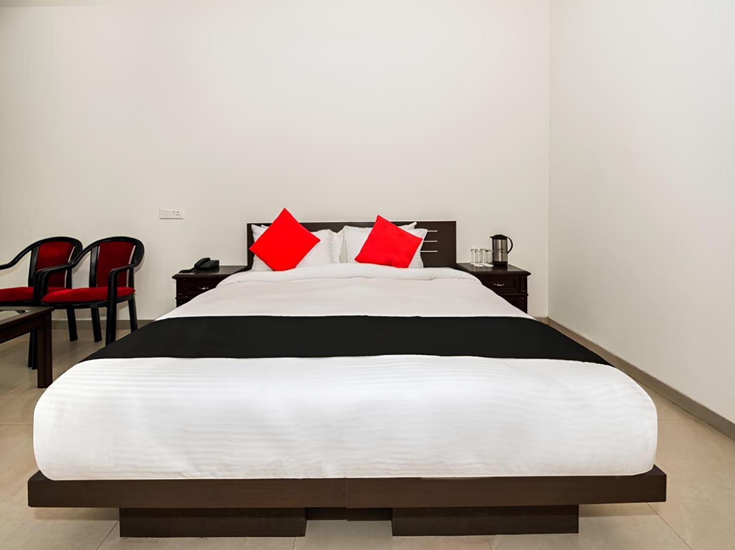 Club 7 Resort And Banquets Bareilly Eksteriør bilde
