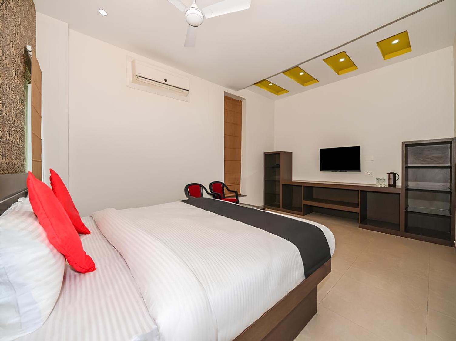 Club 7 Resort And Banquets Bareilly Eksteriør bilde
